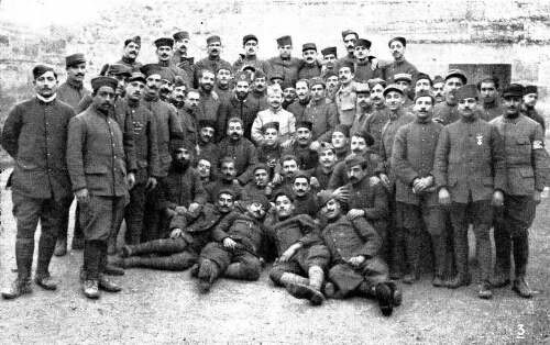 Guerre 1914-1918. Un groupe de soldats français juifs originaires d'Algérie et appartenant à un régiment de zouaves